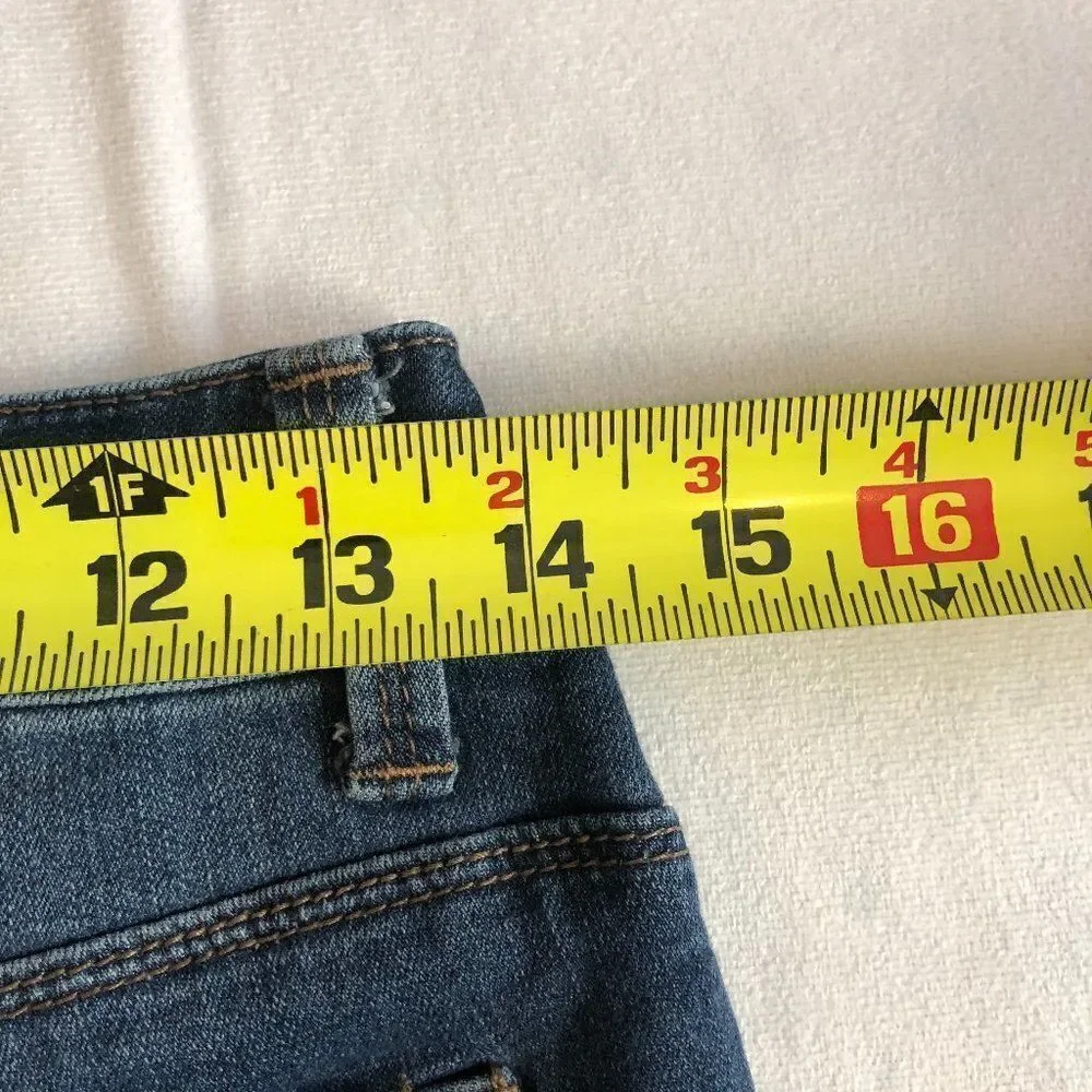 1822 Dark Wash Distressed capri Jeans size 6.  UB